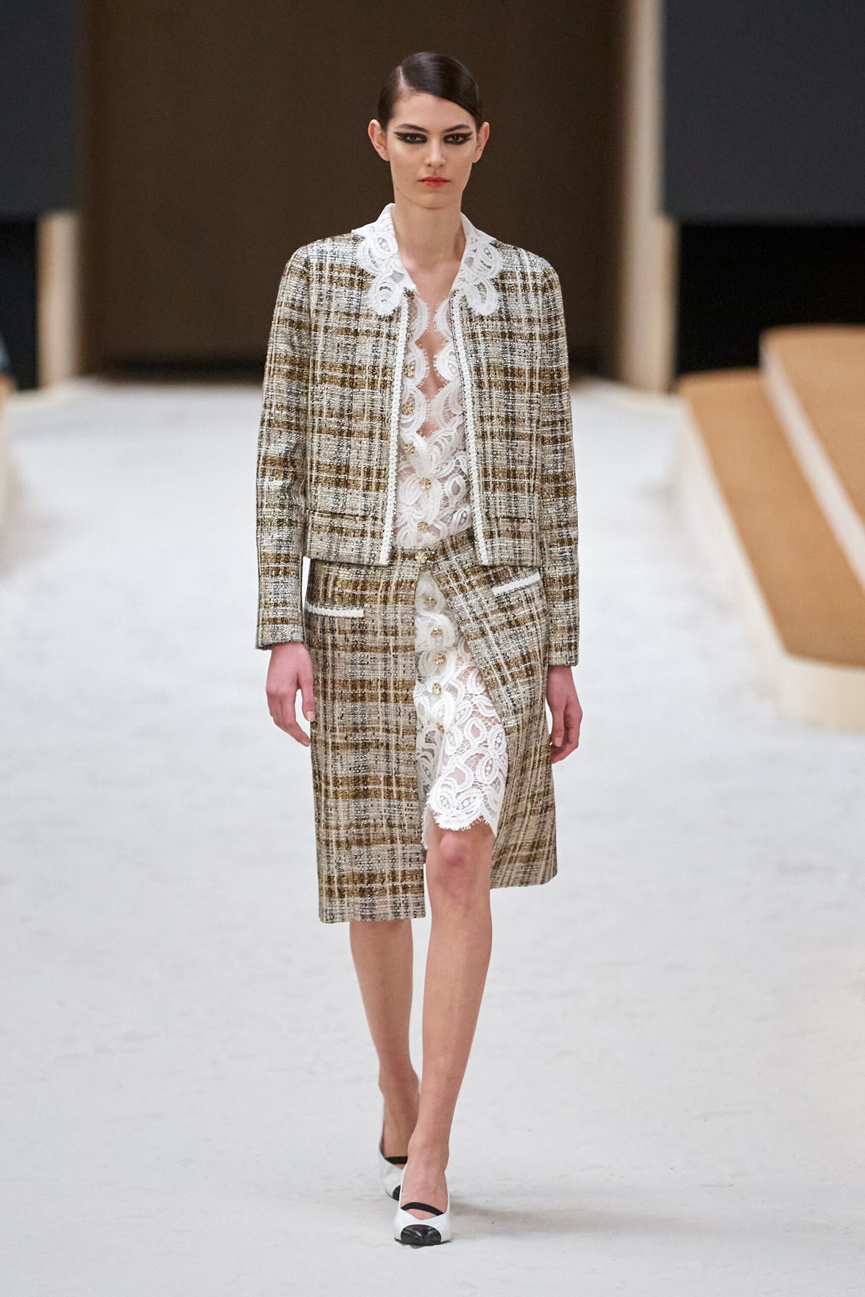 00014-Chanel-Couture-Spring-22-credit-gorunway